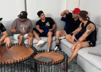 [COMPLETE] 443M1005 AL105 sus amigos quieren que agarre cariñosas y llega su novia