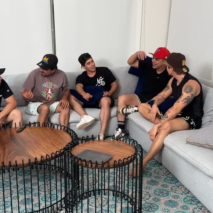 [COMPLETE] 443M1005 AL105 sus amigos quieren que agarre cariñosas y llega su novia