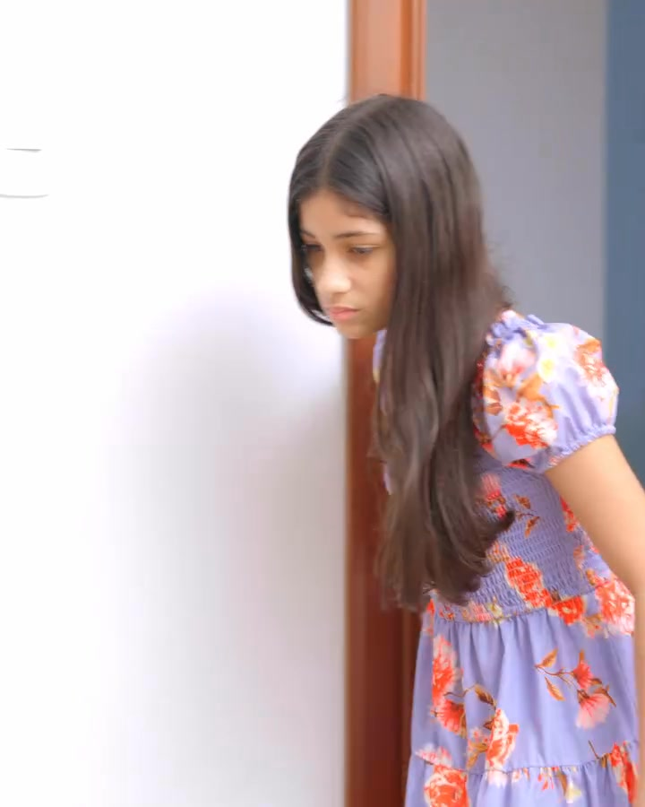 [COMPLETE] 521M1005 AN021 Niña prepotente rompe el celular de la hija de la empleada