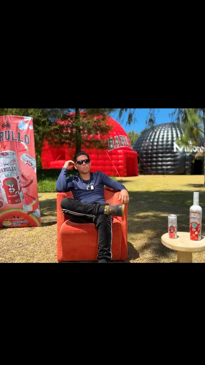 [COMPLETE] 454M1005 AL115 se besa con otra en frente de su novia y ella termina llorando