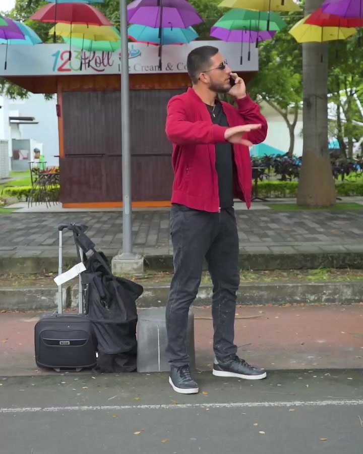 [COMPLETE] 527M1005 AN027 Niño pobre se esconde en una maleta para encontrar a un papá que lo quiera