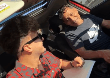 [COMPLETE] 473M1005 AL135 millonario regala carro a un señor humilde en la parada de autobus