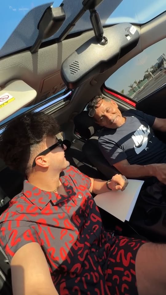 [COMPLETE] 473M1005 AL135 millonario regala carro a un señor humilde en la parada de autobus