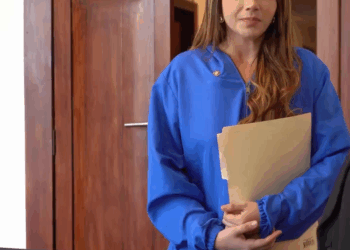 [COMPLETE] 502M1005 AN002 La desvisten antes de entrevista de trabajo por esta extraña razón