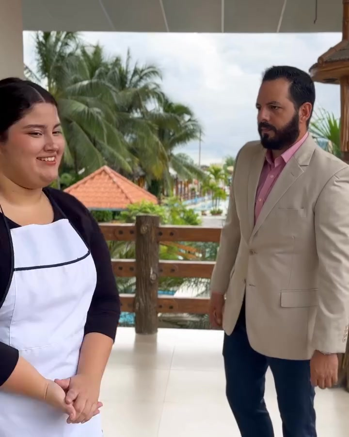 [COMPLETE] 553M1005 AN053 Le niegan entrada a campesina en un hotel sin saber que era la dueña