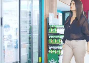 [COMPLETE] 554M1005 AN054 Mesera hace este truco con las tarjetas de los clientes y así terminó