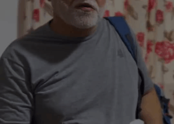 [COMPLETE] 014M1005 AG014 Ao ajudar seu amigo, percebeu que mulher tinha