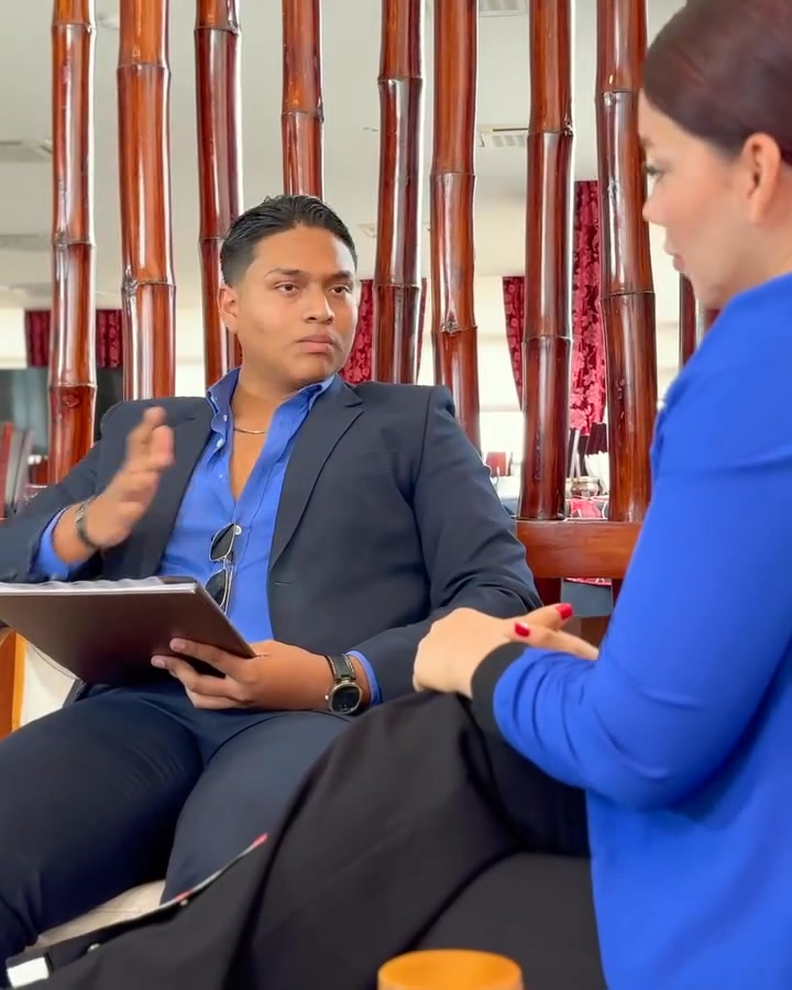 [COMPLETE] 608M1005 AN108 La empuja del ascensor sin saber que era la jefa