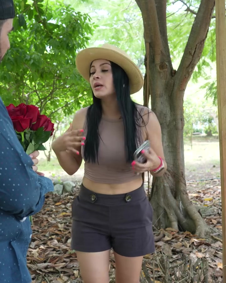 [COMPLETE] 609M1005 AN109 Vendedor de flores le salva la vida a millonaria y es recompensado de esta manera