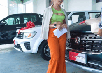 [COMPLETE] 652M1005 AN152 Abuelito campesino va a comprar una camioneta de lujo y todos se ríen, luego pasa esto