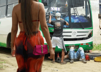 [COMPLETE] 658M1005 AN158 Trato mal a mecánico sin saber que era el hijo de un magnate millonario