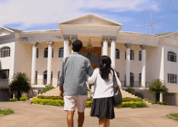 [COMPLETE] 667M1005 AN167 Le niegan entrada a campesina en una lujosa mansión sin saber que era la dueña