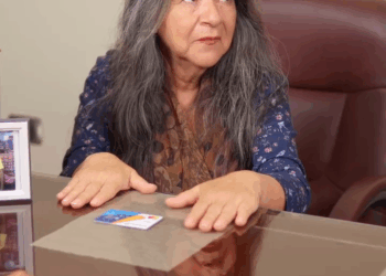 [COMPLETE] 668M1005 AN168 Abuelita campesina va a un banco, dice ser la dueña, todos se ríen y luego pasa esto