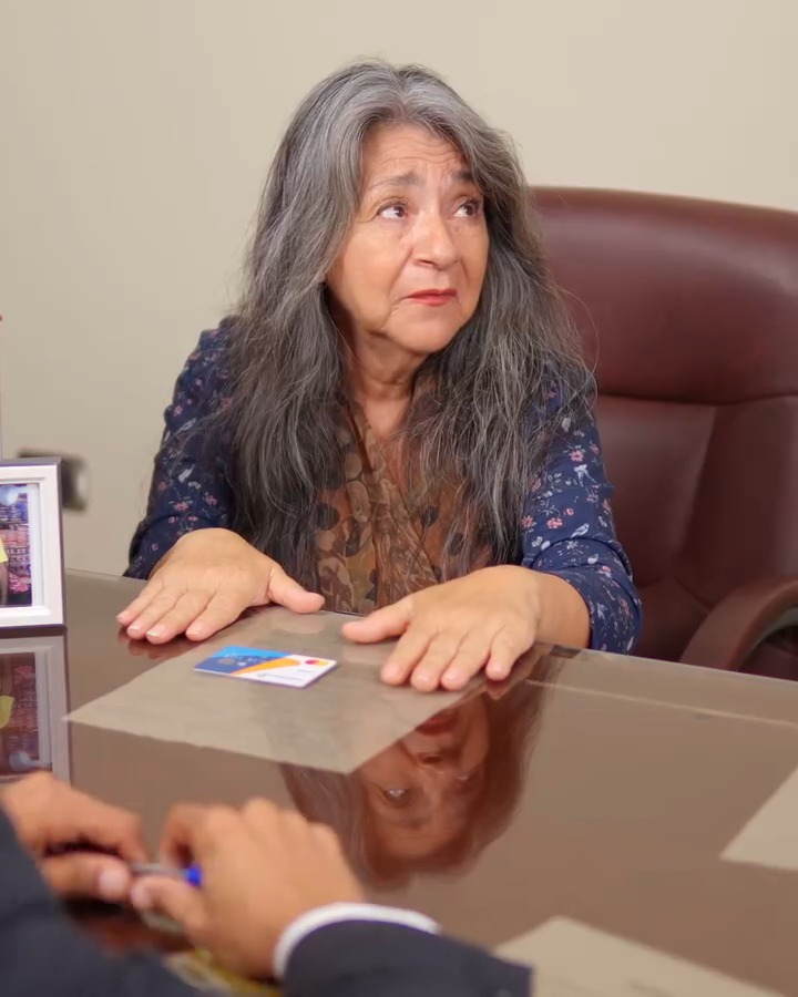 [COMPLETE] 668M1005 AN168 Abuelita campesina va a un banco, dice ser la dueña, todos se ríen y luego pasa esto