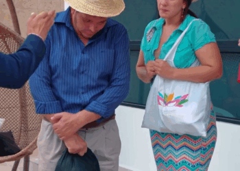 [COMPLETE] 590M1005 AN090 Millonarios fingen ser campesinos para poner a prueba a la novia de su hijo