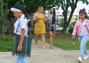 [COMPLETE] 593M1005 AN093 Niña malcriada rompe la mochila de la hija de un barrendero