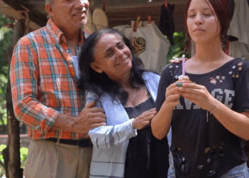 [COMPLETE] 594M1005 AN094 Gemela millonaria encontró a su gemela pobre el día de su quinceaños