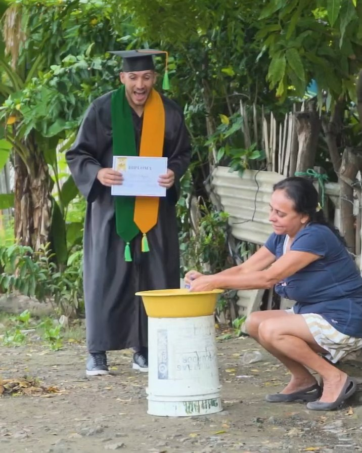 [COMPLETE] 682M1005 AN182 Se graduó de ingeniero y abandonó a su madre, luego quiso volver y pasa esto