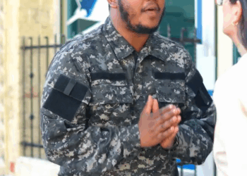 [COMPLETE] 595M1005 AN095 Se disfrazó de estatua para robar a la profesora de su hija