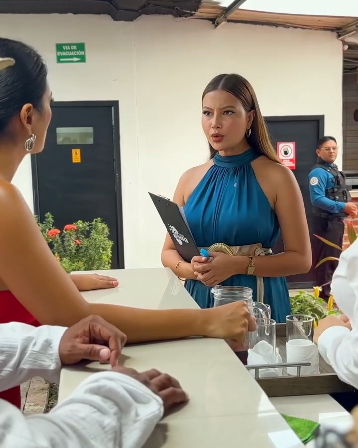 [COMPLETE] 598M1005 AN098 Le niegan entrada a restaurante por sus raíces sin saber que era el dueño