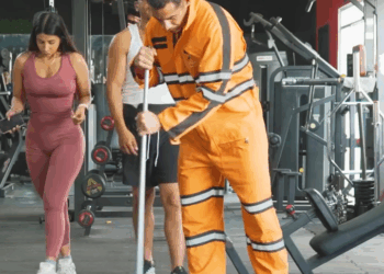 [COMPLETE] 688M1005 AN188 Empleado de limpieza le da gran lección a este musculoso presumido