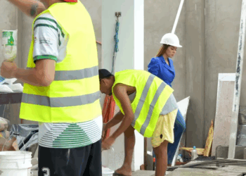 [COMPLETE] 612M1005 AN112 Trato mal al albañil sin saber que era su jefe