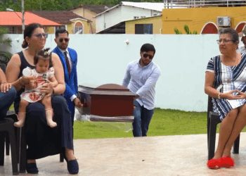 [COMPLETE] 694M1005 AN194 Llegó en un Ataúd a los 15 años de su hija por esta extraña razón