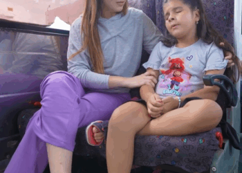 [COMPLETE] 702M1005 AN202 Huérfana le pide a chofer de Bus que la lleve al cielo para ver a su papá