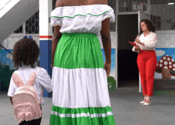 [COMPLETE] 629M1005 AN129 Le niegan entrada a escuela por sus raíces sin saber que era la hija del dueño