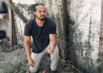 [COMPLETE] 085M1005 AG085 Ele estava fazendo isso com sua companheira